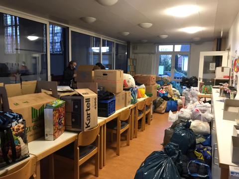 Der Saal füllte sich...