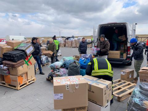 Am Ziel unserer Mission angekommen: Die Spenden werden sortiert und abtransportiert in die Ukraine.