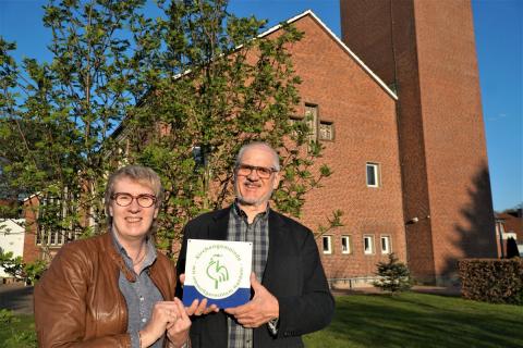 Die Leitenden der Initiative Jutta und Hans-Jörg Rohrbach mit der Umweltplakette