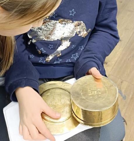 Auf der Unterseite der Oblatendose fand sich eine Jahreszahl: 1666 wurde sie gestiftet. Ob es damals auch schon Konfirmanden gegeben hat?