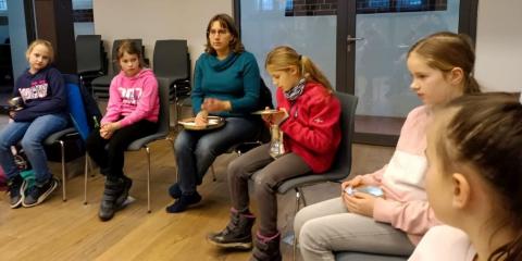 Die schönen Abendmahlsgeschirre aus Idensen und Bokeloh wurden im Kinderkonfirmandenunterricht genau untersucht.