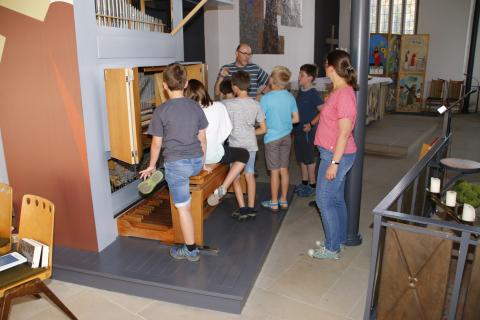 Orgelbaumeister Bente steht für Fragen der Kinder bereit!