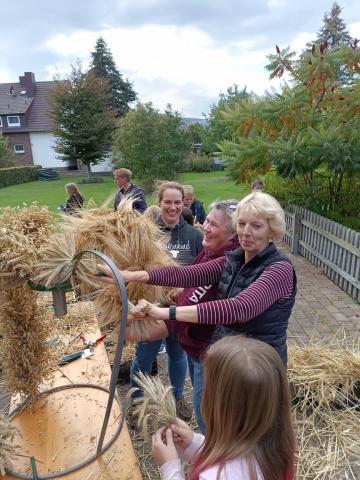 Die Erntekrone wird gebunden!