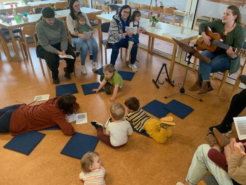 Wir werden immer größer - platt auf dem Bauch! Mit Catarina singen die Erwachsenen dazu.