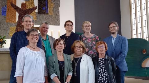 Gruppenfoto des scheidenden und des neuen Kirchenvorstands